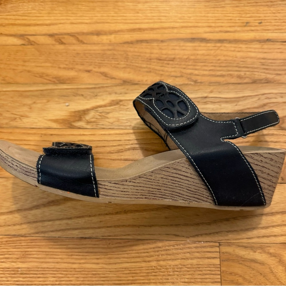 Clarks Navy Sandal - Picture 3 of 7